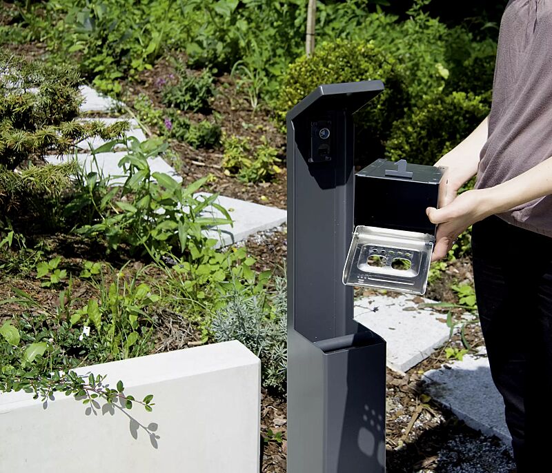 ascher-avon__shoKAT0023549 Ascher AVON, komplett abnehmbar mittels Dreikantschloss, zum Entleeren Zigaretten-Ausdrückblech klappen