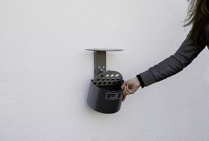 Entleerung von Halbrundascher KERRY mit Schutzdach, Wandbefestigung, in DB 703 eisenglimmer