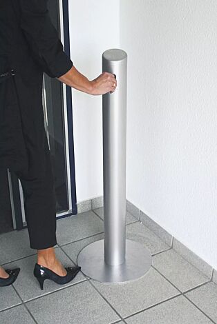 Standascher SMOKER aus Aluminium, mit Fußplatte, in RAL 9006 weißaluminium