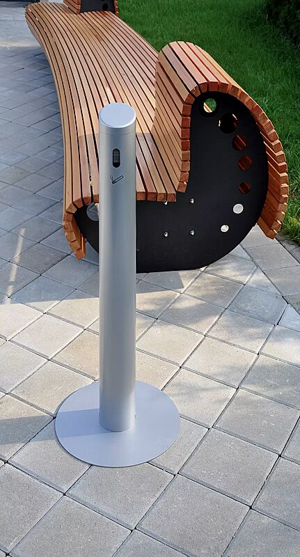ascher-smoker__shoKAT0019818 Standascher SMOKER aus Aluminium, mit Fußplatte, in RAL 9006 weißaluminium