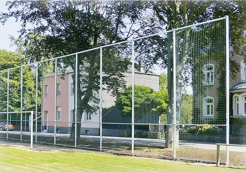 ballfang-anlage-brasilia__shoKAT0008887 Netzaufhängung mit Quertraversen