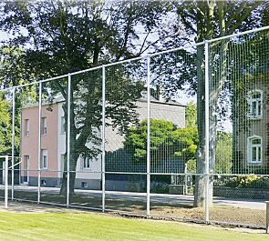 Netzaufhängung mit Quertraversen