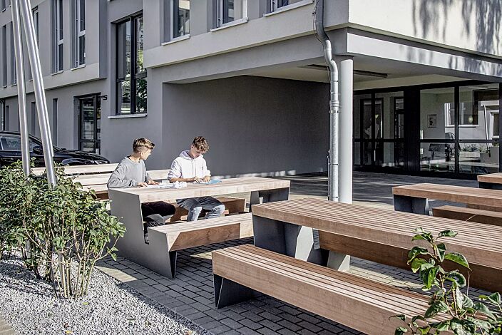 Bank-Tisch-Kombination BLOCQ mit Jatobaholzbelattung, Breite 2080 mm, Stahlteile in RAL 9007 graualuminium