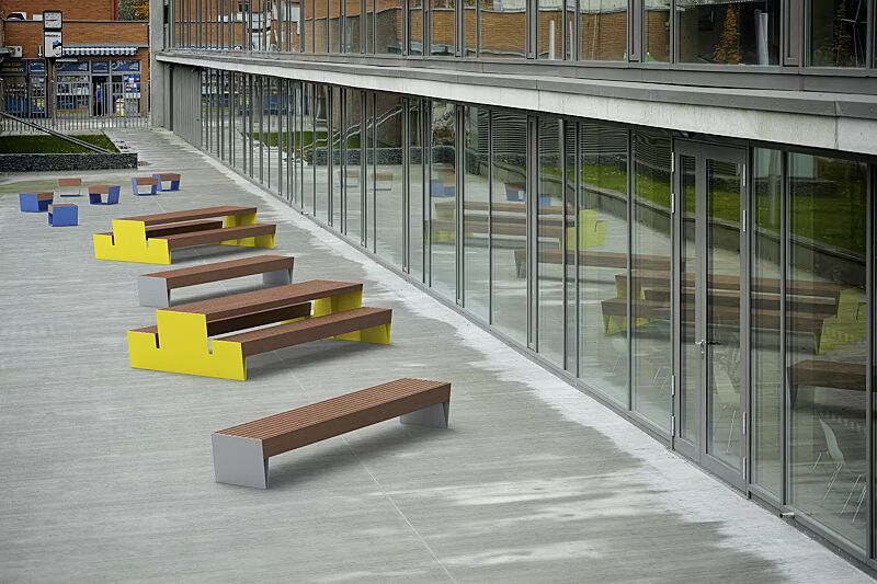 Bank-Tisch-Kombination BLOCQ mit Jatobaholzbelattung, Stahlteile in RAL 1021 rapsgelb sowie Sitz und Sitzbank BLOCQ