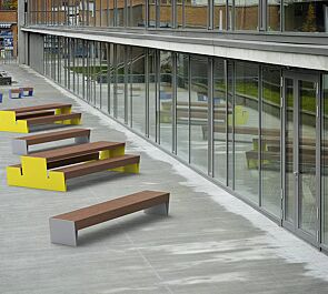 Bank-Tisch-Kombination BLOCQ mit Jatobaholzbelattung, Stahlteile in RAL 1021 rapsgelb sowie Sitz und Sitzbank BLOCQ