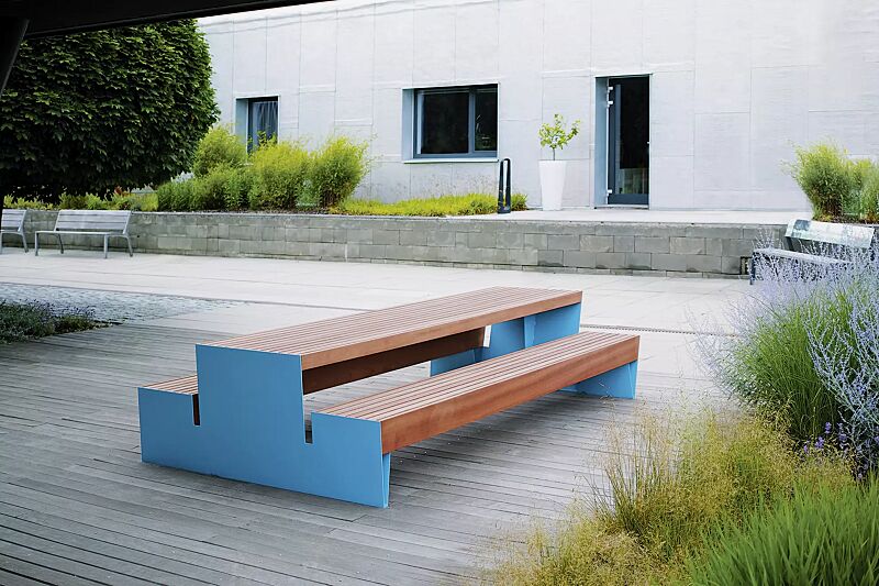 bank-tisch-kombination-blocq__shoKAT0058636 Bank-Tisch-Kombination BLOCQ mit Jatobaholzbelattung, Stahlteile in RAL 5015 himmelblau