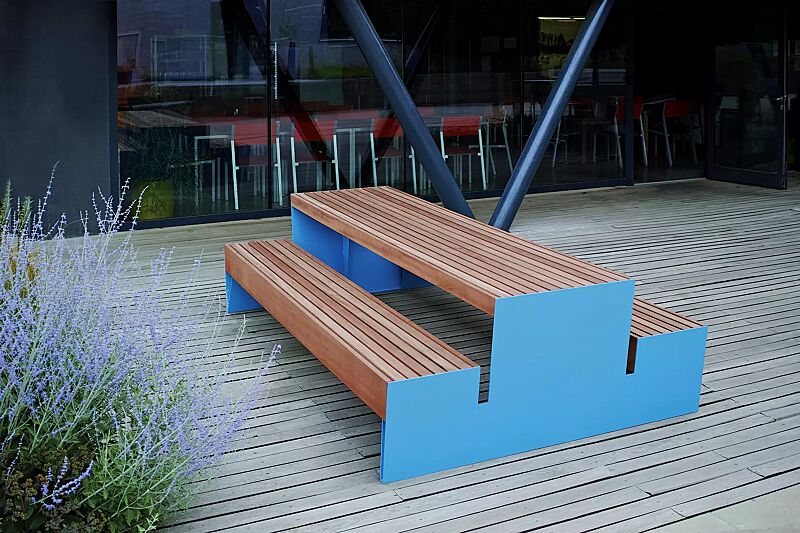 bank-tisch-kombination-blocq__shoKAT0058637 Bank-Tisch-Kombination BLOCQ mit Jatobaholzbelattung, Stahlteile in RAL 5015 himmelblau