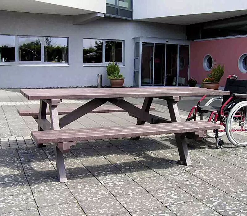 Bank-Tisch-Kombination COMMON, je Tischseite 1 Rollstuhlstellplatz