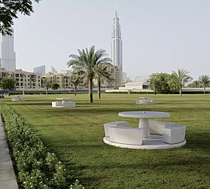 Bank-Tisch-Kombination ICARO aus Beton, in Granitoptik weiß