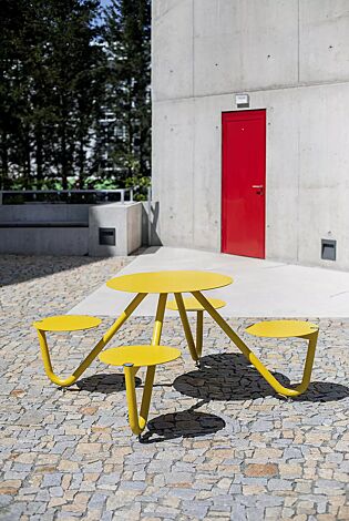 Bank-Tisch-Kombination ORBIT mit rundem Tisch, 4-Sitzer, Aluminium-Auflage und Stahlteile in RAL 1021 rapsgelb