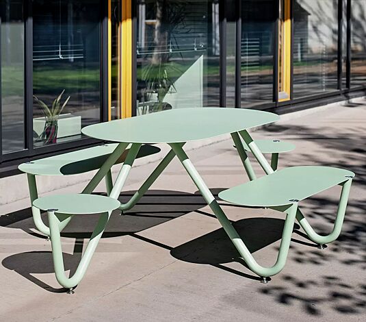 Bank-Tisch-Kombination ORBIT mit ovalem Tisch, 6-Sitzer, Aluminium-Auflage und Stahlteile in RAL 6019 weißgrün
