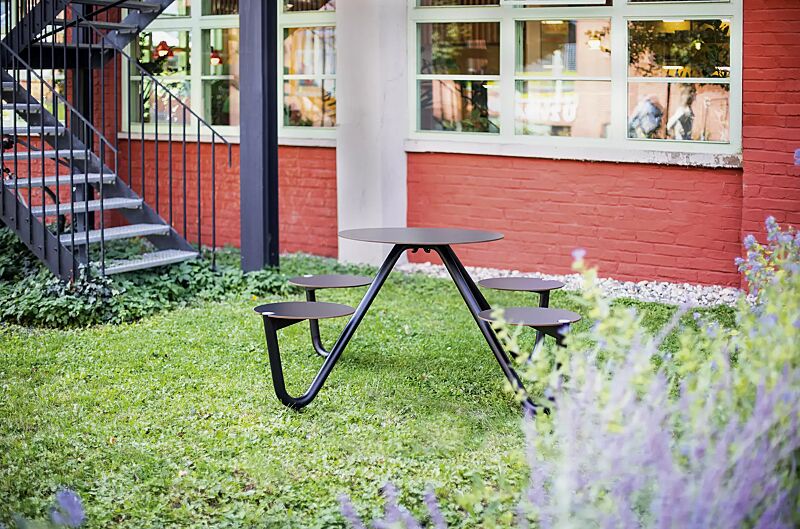 bank-tisch-kombination-orbit__shoKAT0068629 Bank-Tisch-Kombination ORBIT mit rundem Tisch, 4-Sitzer, HPL-Auflage in schwarz, Stahlteile in RAL 9005 tiefschwarz