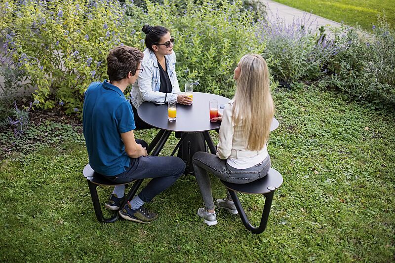 bank-tisch-kombination-orbit__shoKAT0068631 Bank-Tisch-Kombination ORBIT mit rundem Tisch, 4-Sitzer, HPL-Auflage in schwarz, Stahlteile in RAL 9005 tiefschwarz