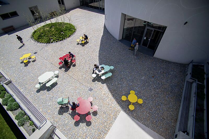 bank-tisch-kombination-orbit__shoKAT0068636 Bank-Tisch-Kombination ORBIT, verschiedene Ausführungen, in RAL 6019 weißgrün, RAL 1021 rapsgelb sowie 3020 verkehrsrot