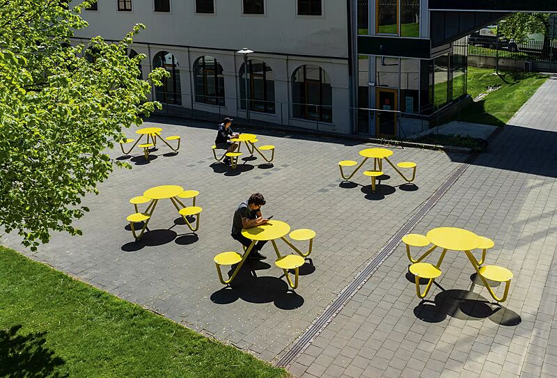 bank-tisch-kombination-orbit__shoKAT0068639 Bank-Tisch-Kombination ORBIT mit rundem Tisch, 4-Sitzer, Aluminium-Auflage und Stahlteile in RAL 1021 rapsgelb