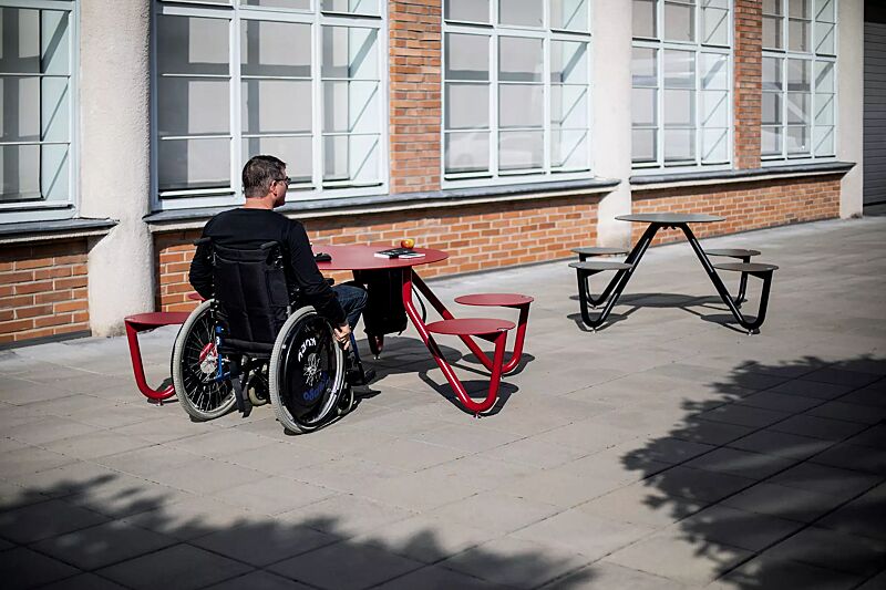 bank-tisch-kombination-orbit__shoKAT0068644 Bank-Tisch-Kombination ORBIT mit rundem Tisch, 5-Sitzer mit Aluminium-Auflage in RAL 3020 verkehrsrot und 4-Sitzer mit HPL-Auflage in schwarz, Stahlteile in RAL 3020 verkehrsrot sowie RAL 9005 tiefschwarz