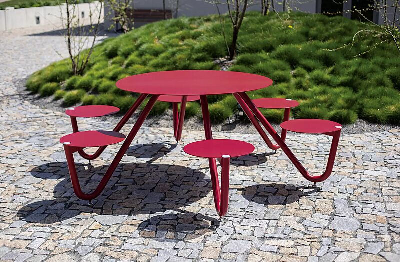 bank-tisch-kombination-orbit__shoKAT0068645 Bank-Tisch-Kombination ORBIT mit rundem Tisch, 6-Sitzer, Aluminium-Auflage und Stahlteile in RAL 3020 verkehrsrot