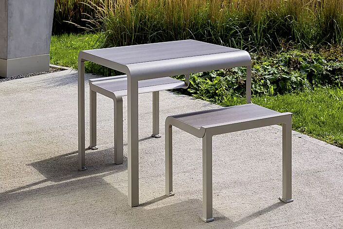Bank-Tisch-Kombination PAOSA mit 2 Sitzplätzen, Stahlteile in RAL 7044 seidengrau, Sitz- und Tischauflage aus grauem Zedernholz