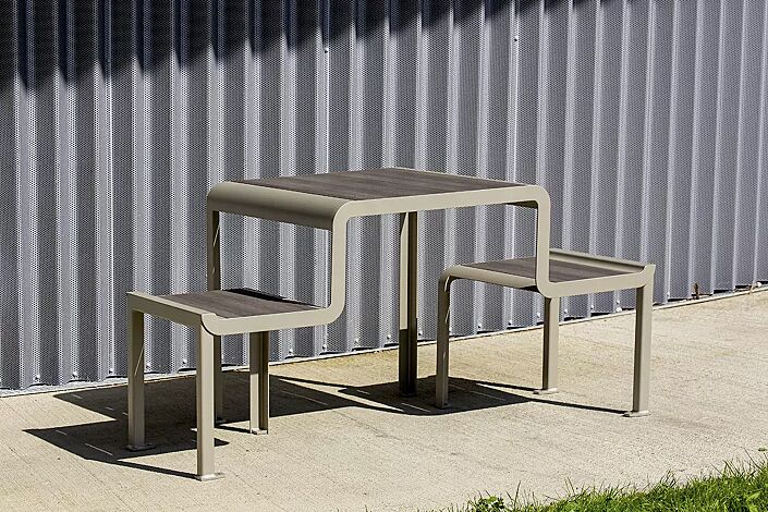 Bank-Tisch-Kombination PAOSA mit 2 Sitzplätzen, Stahlteile in RAL 7044 seidengrau, Sitz- und Tischauflage aus grauem Zedernholz