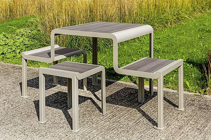Bank-Tisch-Kombination PAOSA mit 2 Sitzplätzen und zusätzlich 1 Sitz PAOSA, Stahlteile in RAL 7044 seidengrau, Sitz- und Tischauflage aus grauem Zedernholz