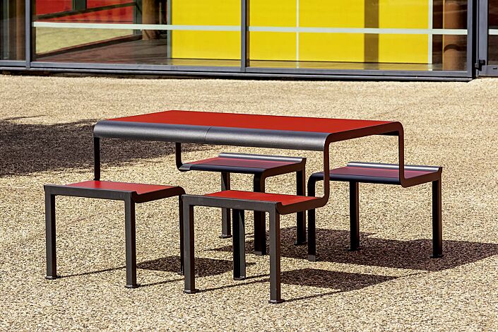 Bank-Tisch-Kombination PAOSA mit 4 Sitzplätzen, Stahlteile in DB 703 eisenglimmer, Sitz- und Tischauflage aus rotem Zedernholz