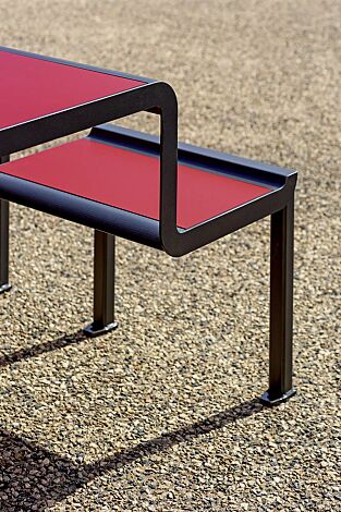 Detail: Sitz- und Tischauflage aus rotem Zedernholz