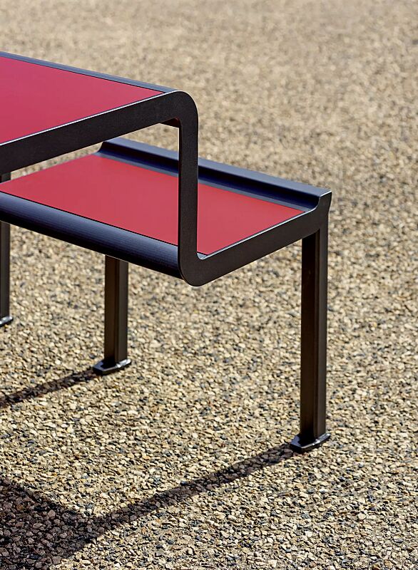 bank-tisch-kombination-paosa__shoKAT0066243 Detail: Sitz- und Tischauflage aus rotem Zedernholz