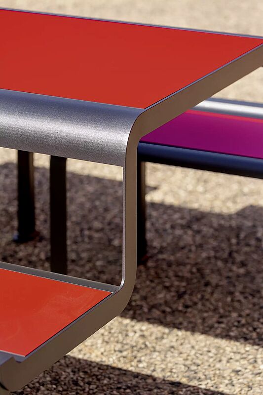 bank-tisch-kombination-paosa__shoKAT0066244 Detail: Sitz- und Tischauflage aus rotem Zedernholz