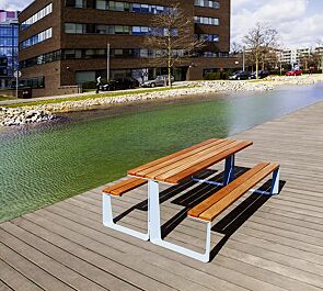 Bank-Tisch-Kombination RAUTSTER, doppelseitig, mit Jatobaholzbelattung, Stahlteile in RAL 5024 pastellblau