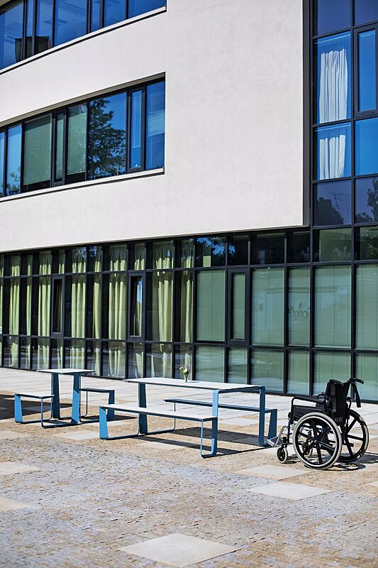 bank-tisch-kombination-rautster__shoKAT0066296 Bank-Tisch-Kombination RAUTSTER, einseitig barrierefrei, mit HPL-Auflage in weiß, Stahlteile in RAL 5015 himmelblau