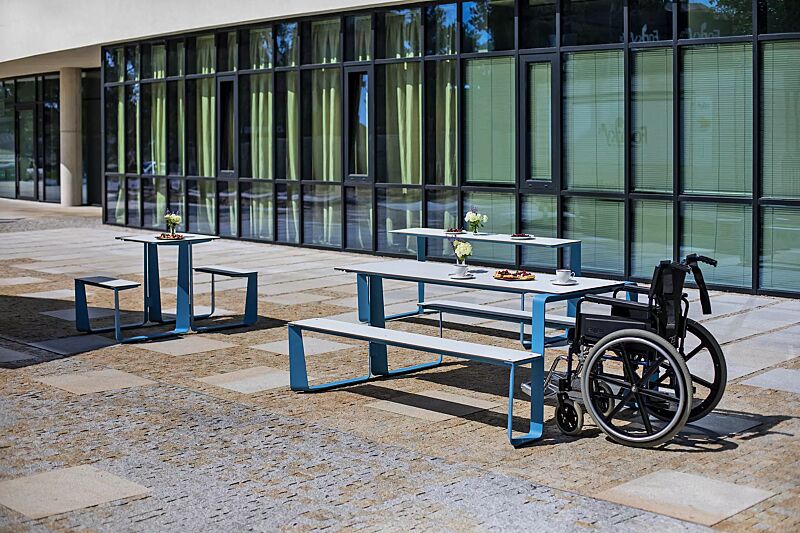 bank-tisch-kombination-rautster__shoKAT0066298 Bank-Tisch-Kombination RAUTSTER, einseitig barrierefrei, mit HPL-Auflage in weiß, Stahlteile in RAL 5015 himmelblau