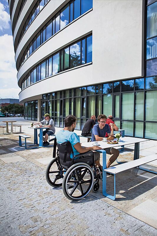 bank-tisch-kombination-rautster__shoKAT0066301 Bank-Tisch-Kombination RAUTSTER, einseitig barrierefrei, mit HPL-Auflage in White 0085, Stahlteile in RAL 5015 himmelblau