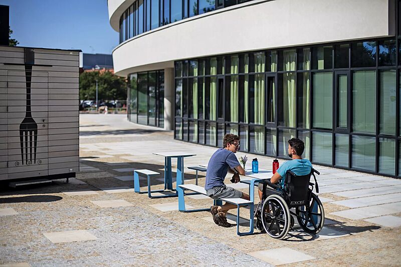 bank-tisch-kombination-rautster__shoKAT0066304 Bank-Tisch-Kombination RAUTSTER, einseitig barrierefrei, mit HPL-Auflage in White 0085, Stahlteile in RAL 5015 himmelblau