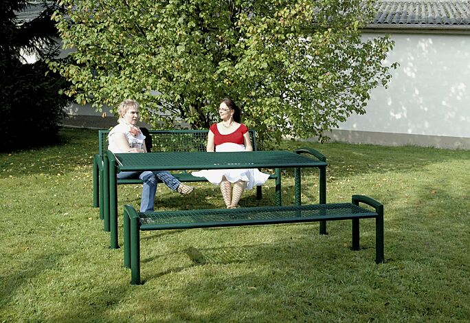 Bank-Tisch-Kombination TORRE bestehend aus Sitzbank mit und ohne Rückenlehne und einem Tisch, in RAL 6005 moosgrün