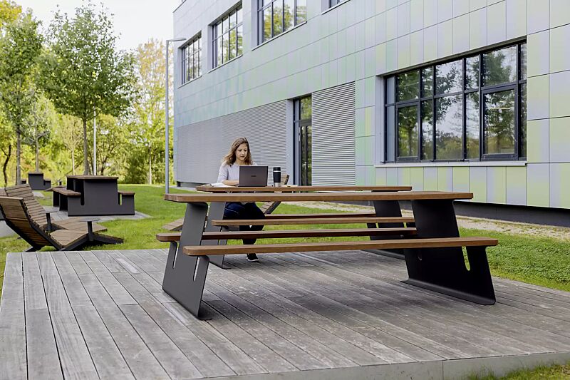 bank-tisch-kombination-waver__shoKAT0075846 Bank-Tisch-Kombination WAVER mit Hartholzbelattung, Stahlteile in RAL 7016 anthrazitgrau, sowie Liegebank RIVAGE