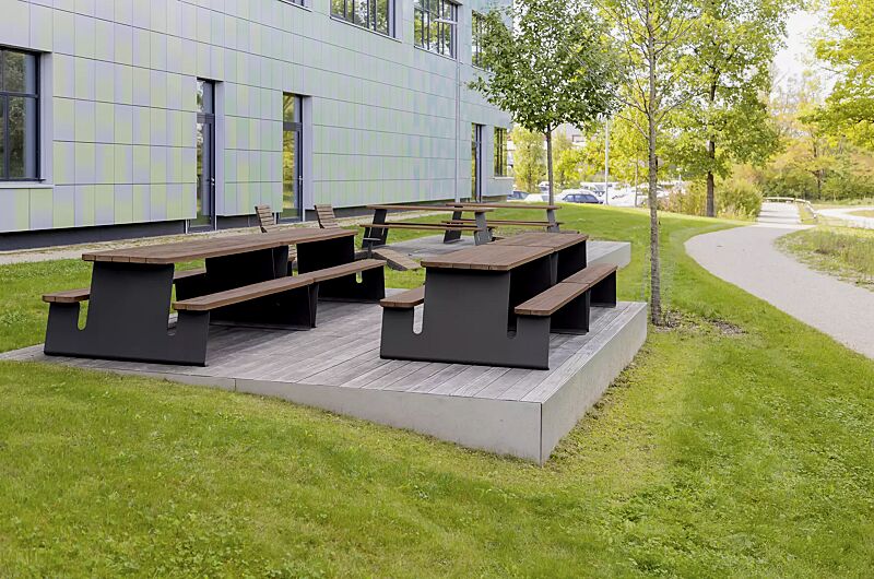 bank-tisch-kombination-waver__shoKAT0075852 Bank-Tisch-Kombination WAVER mit Hartholzbelattung, Stahlteile in RAL 7016 anthrazitgrau, sowie Liegebank RIVAGE