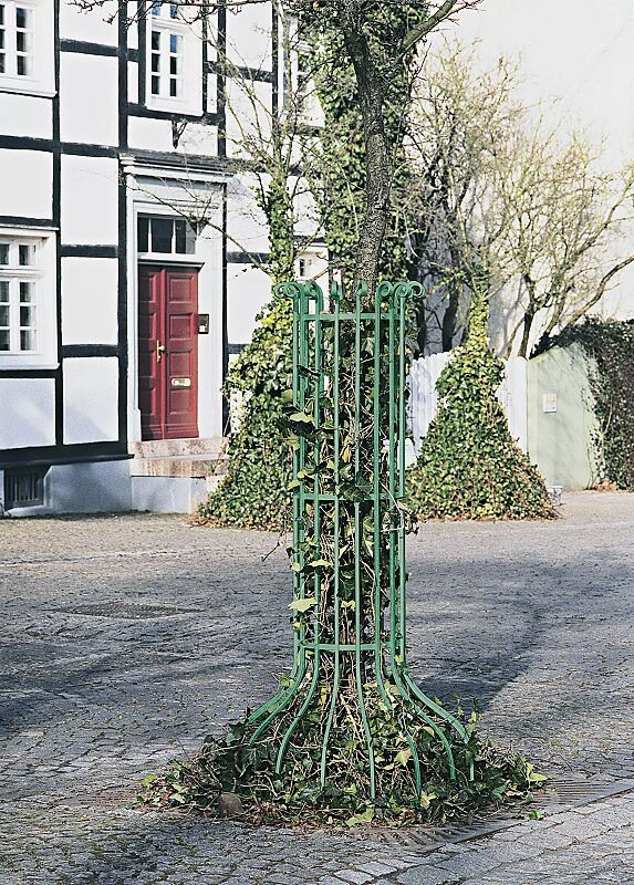 baumschutzgitter-kavala__shoKAT0064138 Baumschutzgitter KAVALA, Bodenbefestigung, in RAL 6005 moosgrün