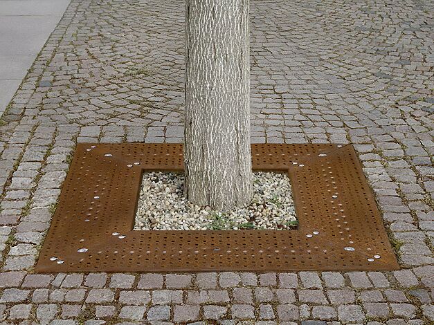 Baumschutzrost TABER, Breite x Tiefe 1000 x 1000 mm, Unterkonstrukion verzinkt, Blechprofil-Segmente mit Prägung City aus Cortenstahl