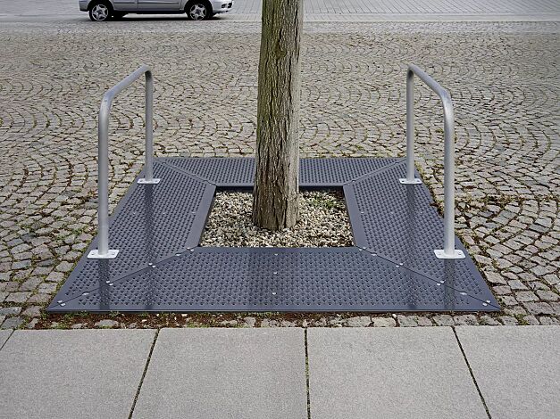 <div id="container" class="container">Baumschutzrost TABER, Breite x Tiefe 2000 x 2000 mm, mit Fahrradanlehnbügel aus verzinktem Stahl, Unterkonstrukion verzinkt, Blechprofil-Segmente mit Prägung City in RAL 7016 anthrazitgrau</div>