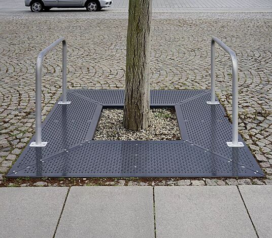 Baumschutzrost TABER, Breite x Tiefe 2000 x 2000 mm, mit Fahrradanlehnbügel aus verzinktem Stahl, Unterkonstrukion verzinkt, Blechprofil-Segmente mit Prägung City in RAL 7016 anthrazitgrau