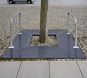 Baumschutzrost TABER, Breite x Tiefe 2000 x 2000 mm, mit Fahrradanlehnbügel aus verzinktem Stahl, Unterkonstrukion verzinkt, Blechprofil-Segmente mit Prägung City in RAL 7016 anthrazitgrau
