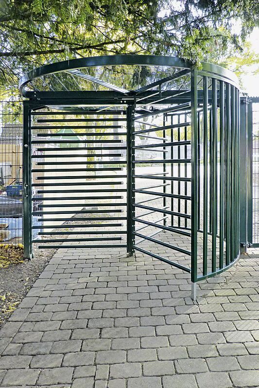 Behindertengerechtes Drehkreuz FESTOS mit Übersteigschutz, Stahlteile in RAL 6005 moosgrün