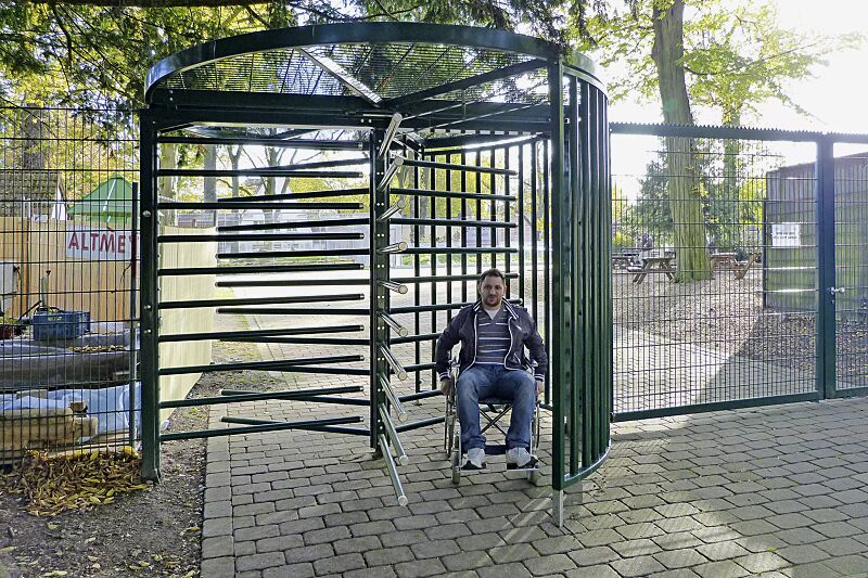 Behindertengerechtes Drehkreuz FESTOS mit Übersteigschutz, Stahlteile in RAL 6005 moosgrün