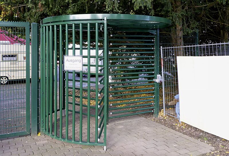 Behindertengerechtes Drehkreuz FESTOS mit Übersteigschutz, Stahlteile in RAL 6005 moosgrün