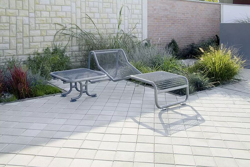 beistelltisch-resting__shoKAT0020831 Liegebank und Beistelltisch RESTING in RAL 9007 graualuminium