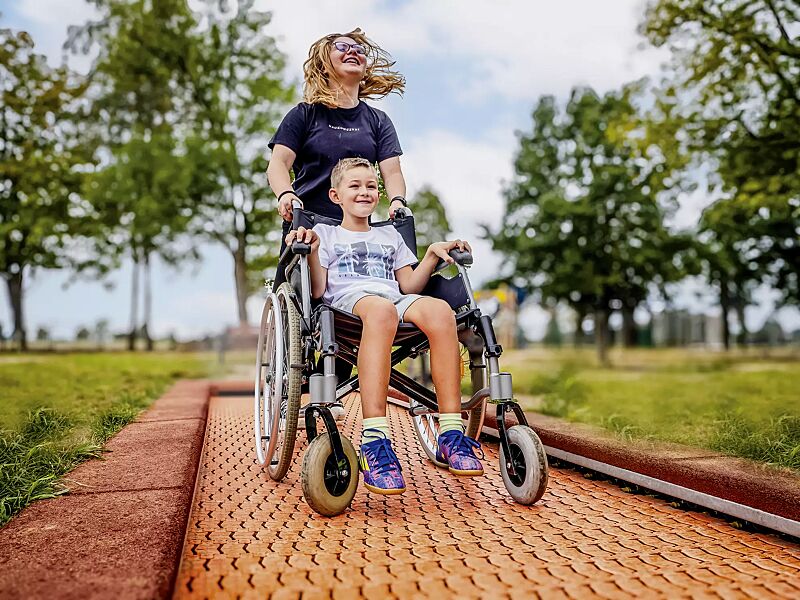 bodentrampolin-randi__shoKAT0072015 Bodentrampolin RANDI, Umrandung in rot-braun, Sprungmatte ähnlich RAL 2005 leuchtorange