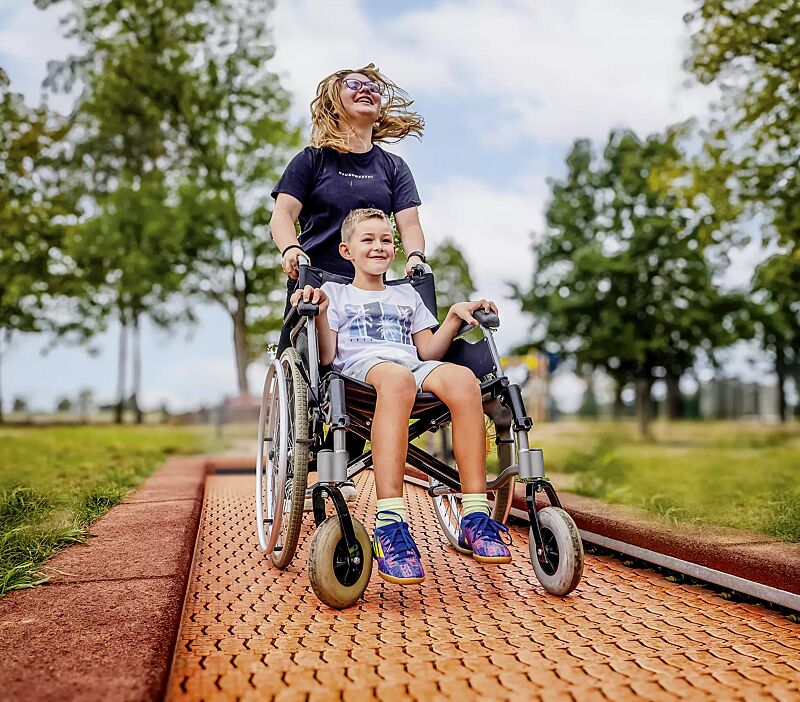 bodentrampolin-randi__shoKAT0072016 Bodentrampolin RANDI, Umrandung in rot-braun, Sprungmatte ähnlich RAL 2005 leuchtorange
