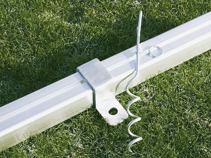 bolzplatztor-universell__shoKAT0008672 Zubehör: Antikippsicherung für Naturrasen