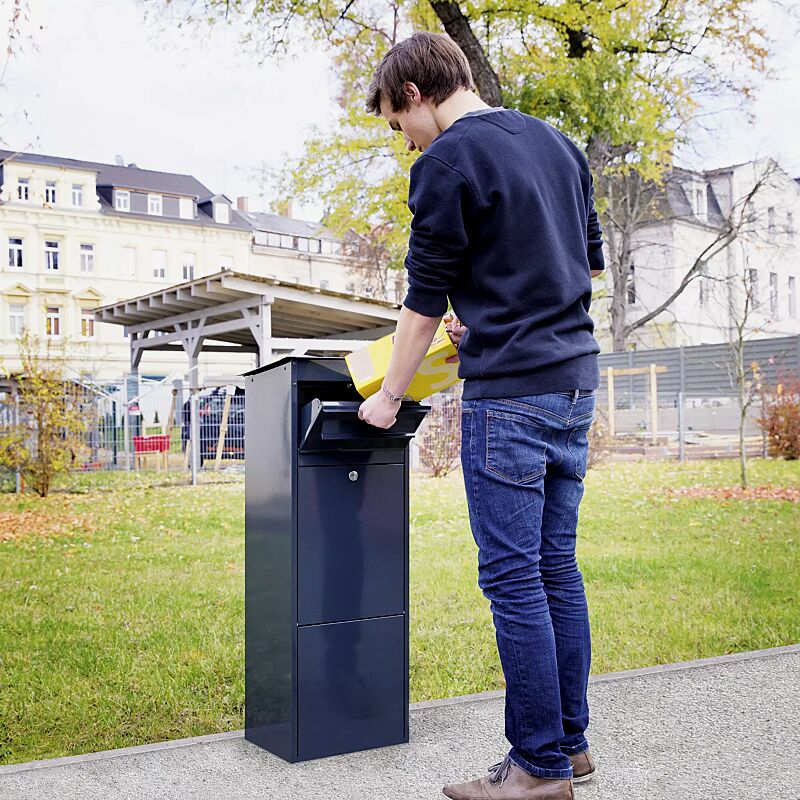brief--und-paketkasten-brest__shoKAT0041526 Post in Einwurfklappe einlegen