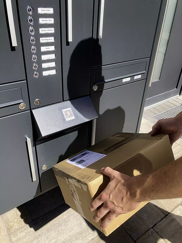 brief--und-paketkastenanlage-ain__shoKAT0067987 Wenn niemand öffnet, Strichcode des Pakets einscannen.
